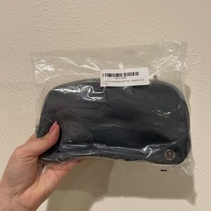 Lululemon everywhere belt bag (Asphalt Grey)